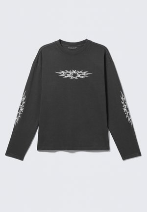 Sort langærmet skjorte med hvide flammedesigns på bryst og ærmer, rund hals og afslappet pasform.