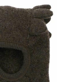 Balaclava maro din fetru, prezentând o deschidere rotundă pentru față, margini tricotate cu nervuri și mici accente asemănătoare unor urechi în partea de sus. Textura moale sporește căldura.