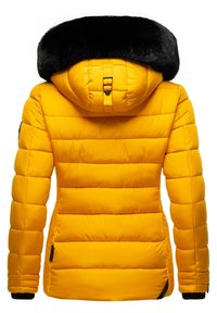 Chaqueta acolchada amarilla con capucha de piel sintética negra, diseño de acolchado vertical, puños elásticos y acentos negros en el dobladillo y los costados.