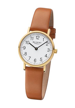 Montre avec cadran blanc rond et boîtier doré. Chiffres et aiguilles noirs. Bracelet en cuir marron avec texture lisse, fermeture à boucle. Nom de la marque visible.