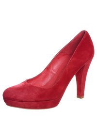 Pump alto in suede rosso con punta tonda, suola piattaforma e finitura texture. Presenta un tacco robusto e un interno liscio.