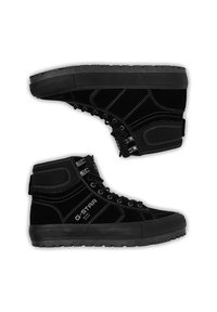 Melnas augstas virsmas sporta kurpes ar bieziem plankumainiem zole, baltu šuvumu, metāla acīm un G-STAR logotipu sānos.