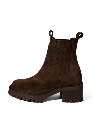 Braune Wildleder-Ankle-Boots mit seitlichen elastischen Einsätzen und Zugschlaufen. Verfügt über einen klobigen Absatz und eine strukturierte Gummisohle für besseren Halt.