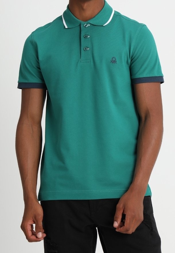 Zelené polo tričko z bavlny, s límečkem s bílými pruhy, tříknoflíkovou légou a námořnickými modrými akcenty na rukávech.