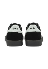 Svarta mocka- och lädersneakers med en vit accent och gummisula. Har en 'Gola'-logotyp på baksidan och en rundad tåkonstruktion.
