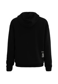 Zwarte capuchon sweatshirt gemaakt van zachte stof. Kenmerkt zich door een aansluitende taille, ribgebreide manchetten en een QR-code accent aan de rechterzijde.