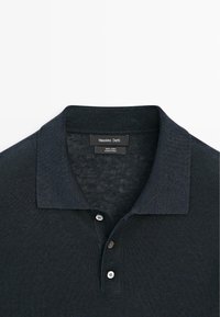 Granatowa lniana koszulka polo z kołnierzykiem i trzema guzikami, z metką Massimo Dutti, wyprodukowana w Chinach.