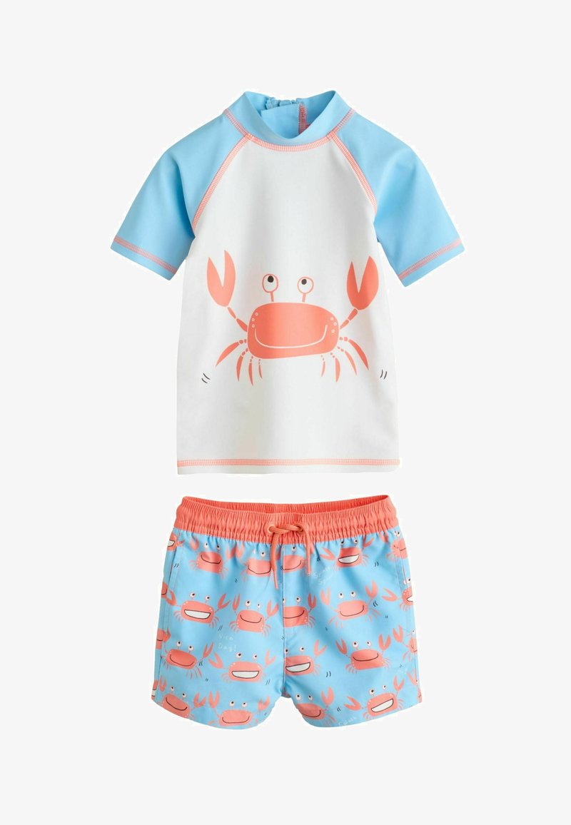 Zweiteiliges Kinderbadebekleidung bestehend aus einem weißen T-Shirt mit kurzen Ärmeln und einem Krebs-Motiv sowie blauen Shorts mit wiederholtem Krebsdruck in Pink.