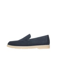 Mocasines de tela azul marino con una textura suave, que presentan un diseño sin cordones, detalles de costura y una suela de goma beige en contraste.