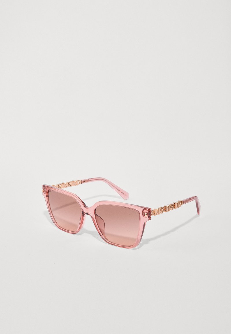 ροζ γυαλιά ηλίου με τετράγωνους φακούς, gradient καφέ τόνου, χοντρό σκελετό και διακοσμητικά ανάγλυφα χέρια με χρυσές λεπτομέρειες.