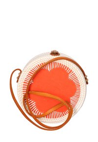 Borsa tonda intrecciata con un esterno bianco, base circolare arancione e manico in pelle marrone. Presenta una finitura testurizzata e cuciture decorative.