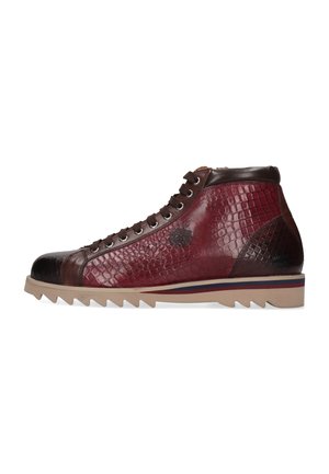Sneaker alta in pelle marrone scuro e rossa con texture a rettile, caratterizzata da punta arrotondata, chiusura frontale con lacci e suola robusta e a contrasto.
