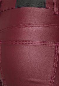 Noisy May Petite NMCALLIE SKINNY COATED PANTS - Calças - windsor wine