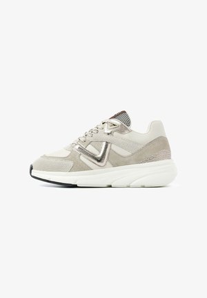 Beige sneaker met een combinatie van mesh en suede materialen, een dikke witte zool, metallic accenten en een gestructureerd achterpaneel.