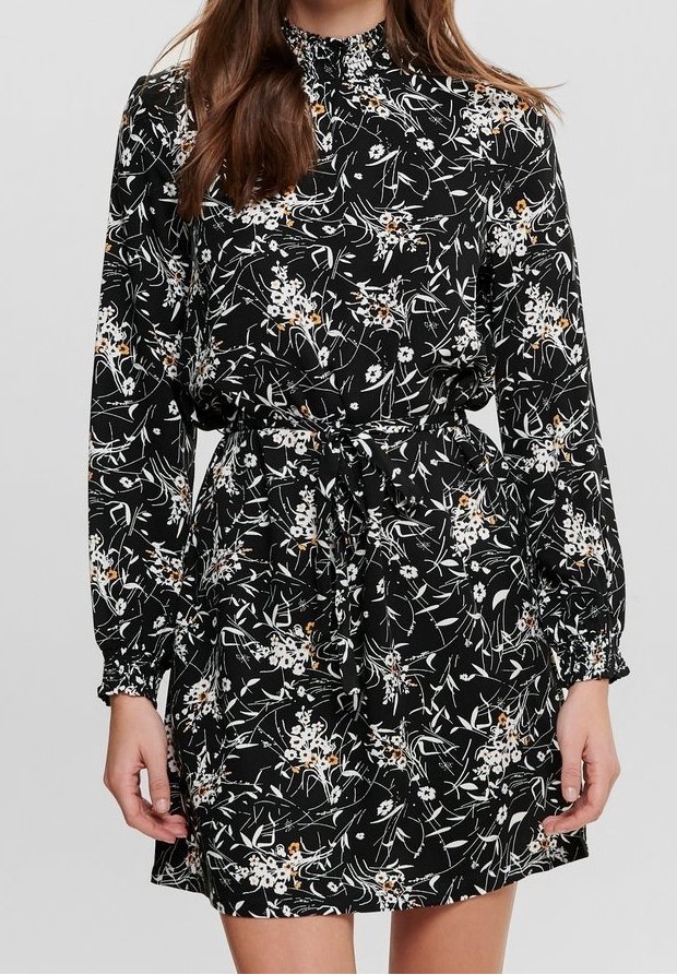 Schwarzes Blumen Kleid mit langen Ärmeln, hohem Kragen und taillierter Taille. Verfügt über weiße und goldene Blumenmuster auf einem strukturierten Stoff.