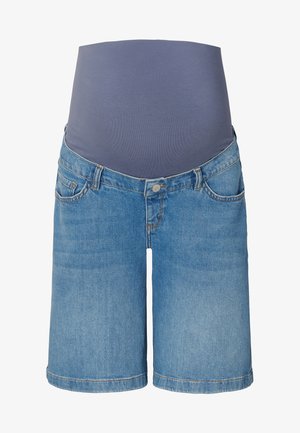 Short en jean avec une large ceinture élastique grise. Teinte bleu clair, quatre poches, et un ourlet retroussé à hauteur du genou.