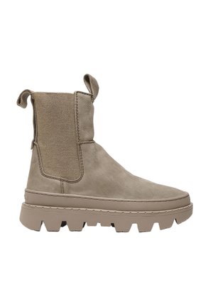 Stivaletto alla caviglia in camoscio beige con suola spessa con carrarmato, pannello laterale elastico e linguette anteriori e posteriori, mostrato dalla parte esterna.