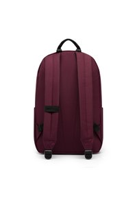 Rucsac vișiniu cu curele umplute, mânere de sus, două buzunare laterale și accesorii negre. Textură netedă cu detalii de cusătură pe suprafață.