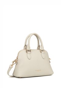 Beige leren handtas met een gestructureerd oppervlak, dubbele handvatten aan de bovenkant, gouden hardware en een afneembare schouderriem. Logo aan de voorkant.