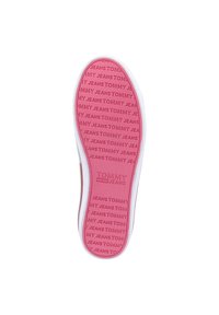 Soletta della scarpa in gomma rosa con motivo ripetuto "TOMMY JEANS", bordata da un bordo bianco leggermente rialzato. Design dalla superficie piatta e liscia.