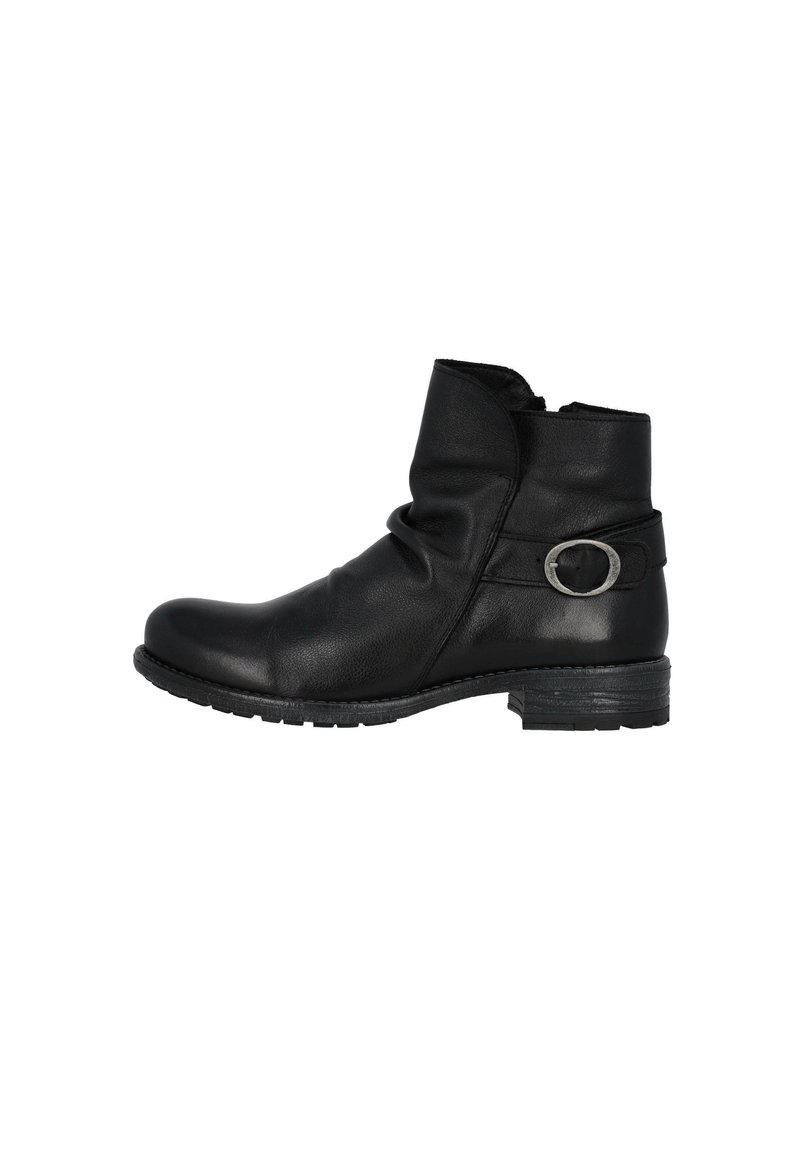 Botas de tobillo de cuero negro con punta redonda, diseño arrugado y una correa lateral con un hebilla circular plateada. Suela de goma.
