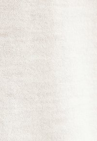 Hellbeige Strickstoff mit glatter Textur, der ein dezentes, geripptes Muster und gleichmäßige Nähte aufweist. Keine sichtbaren Verzierungen.