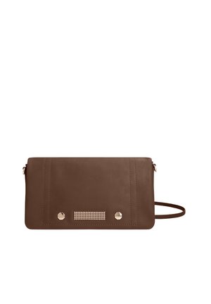 Pochette rectangulaire en cuir marron avec une fine bandoulière et des clous métalliques décoratifs sur le panneau avant.