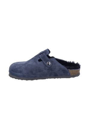 Navyblaue Wildlederclogs mit runder Spitze, einem Vorderfußriemen und Akzenten aus Kork an der Ferse. Mit seitlichen Belüftungsöffnungen und einer Gummisohle.