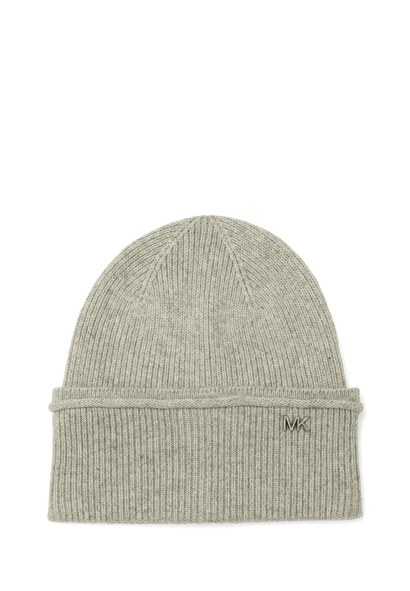 Gorro de punto gris con textura acanalada, que presenta un puño doblado y un acento del logo "MK" en plata en el lado.