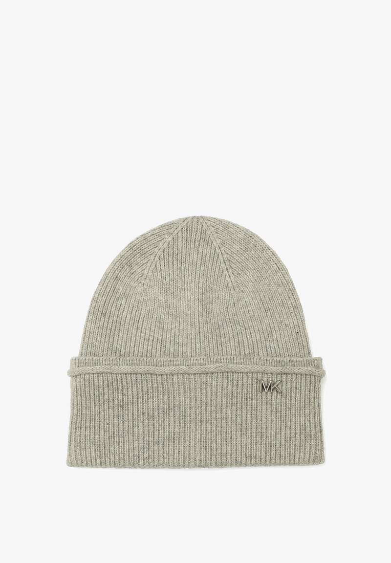 Gorro de punto gris con textura acanalada, que presenta un puño doblado y un acento del logo "MK" en plata en el lado.