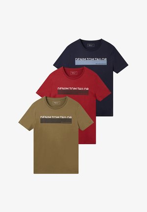 Tri kratke majice z zavihki, zložene ena na drugo: olivno zelena, burgundska in mornarsko modra. Vsaka ima na sprednji strani tisk z logotipom v kontrastnih barvah.