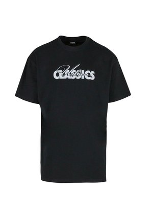Zwart katoenen t-shirt met korte mouwen met vet wit tekst die "Urban Classics" leest. Ronde hals, comfortabele pasvorm, gladde textuur.