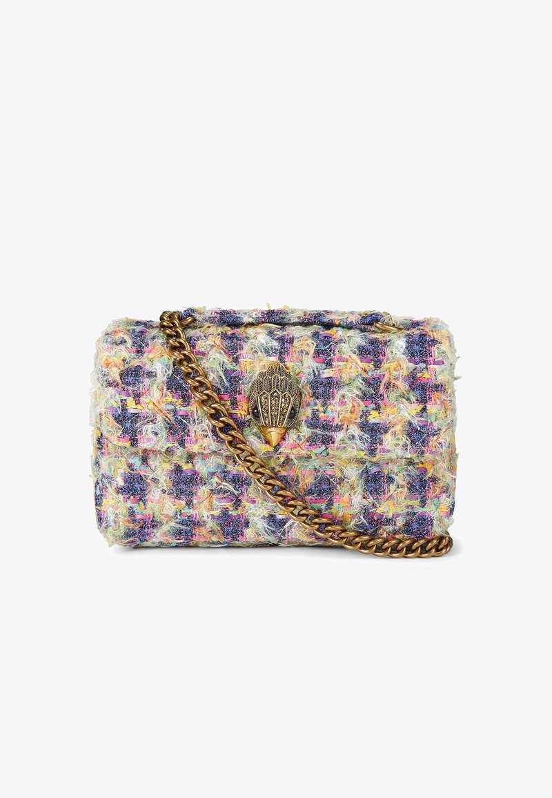 Geflochtene Handtasche aus mehrfarbigem Stoff mit strukturierter Oberfläche, ausgestattet mit einem goldenen Kettenriemen und dekorativen muschelförmigen Beschlägen.