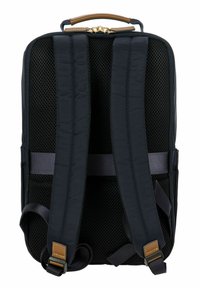Zaino blu navy con schienale in rete imbottita, spallacci regolabili e dettagli in pelle marrone. Presenta una chiusura con zip e una superficie liscia.