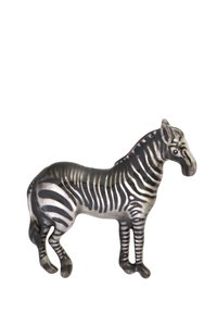 Figurica zebre izdelana iz srebrno obarvanega kovine, z črnimi in belimi črtami, podrobnimi obraznimi značilnostmi in v stoječem položaju.
