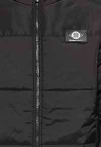 Black puffer jacket with a glossy finish, featuring a central zipper and a patch labeled "DENIM PROJECT" on the chest.