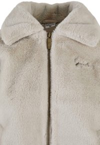 Hvid faux fur jakke med krave, frontlynlås og små logo detaljer. Blød tekstur og afslappet pasform. Lynlås i bronze finish.
