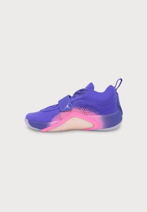 Chaussure de basket montante Jordan violette et rose, avec une large bride à la cheville, des panneaux latéraux perforés et une semelle claire.