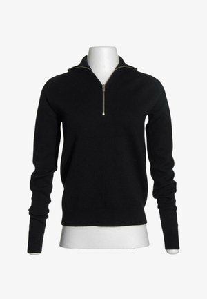 Schwarzer Langarmpullover mit einem halben Reißverschluss am Kragen, präsentiert auf einem weißen Schaufensterbüste vor weißem Hintergrund.