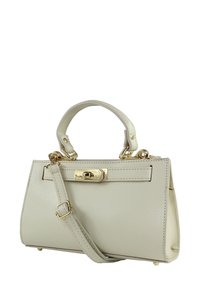 Licht beige leren handtas met een gestructureerde vorm, gouden beslag, een handvat aan de bovenkant en een verstelbare schouderriem.