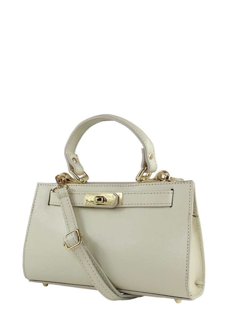 Licht beige leren handtas met een gestructureerde vorm, gouden beslag, een handvat aan de bovenkant en een verstelbare schouderriem.