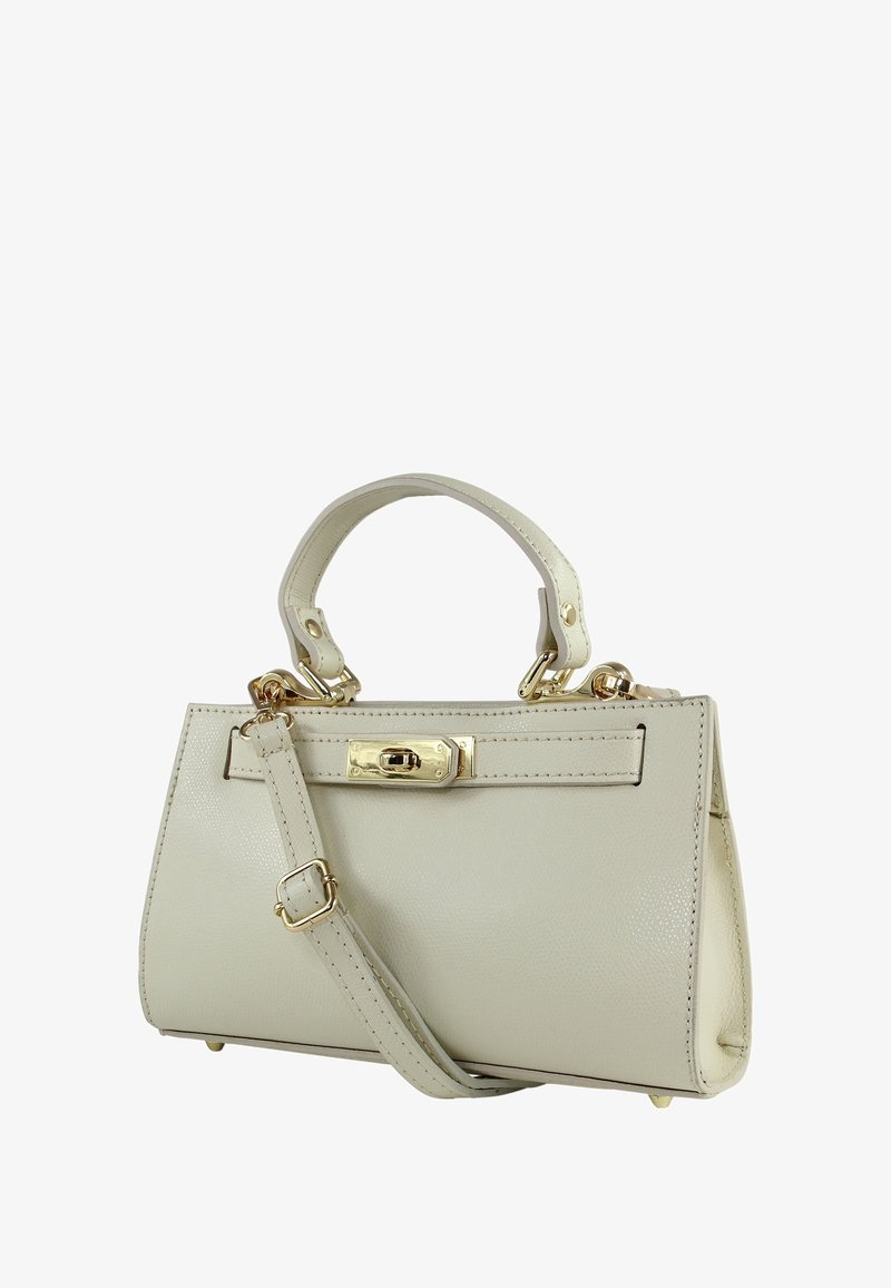 Licht beige leren handtas met een gestructureerde vorm, gouden beslag, een handvat aan de bovenkant en een verstelbare schouderriem.