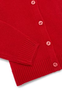 Rode gebreide cardigan met geribbelde manchetten en zoom, voorzien van bijpassende roze knopen aan de voorkant. Zachte textuur en een ontspannen pasvorm.