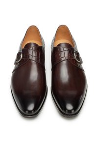 Braune Lederschuhe mit polierter Oberfläche, ausgestattet mit einem Riemen im Krokodilmuster und silberner Schnalle. Spitz zulaufendes Design.