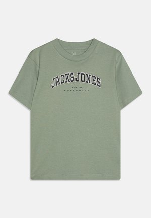 Groene katoenen T-shirt met een ronde hals, korte mouwen en een donkere print met de tekst "JACK&JONES" gecentreerd op de voorkant, boven "EST. 90 WORLDWIDE."
