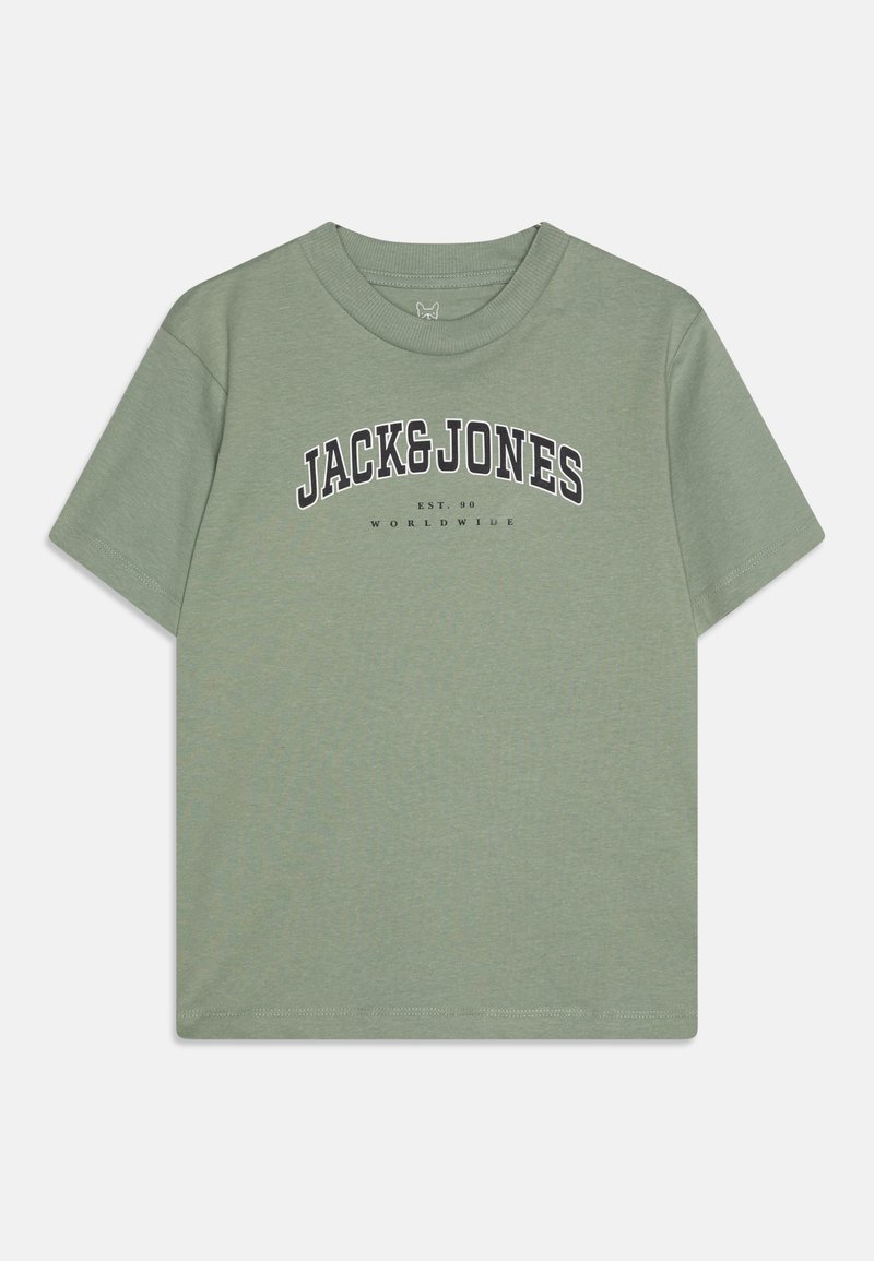 Zaļš kokvilnas T-krekls ar apaļu kakla izgriezumu, īsām piedurknēm un tumšu apdruku, kurā centrā priekšā ir rakstīts "JACK&JONES", virs "EST. 90 WORLDWIDE."