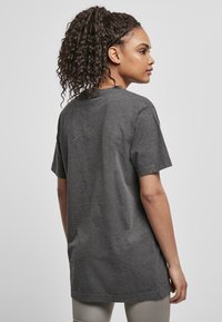 Mister Tee PRAY - T-shirts print - charcoal