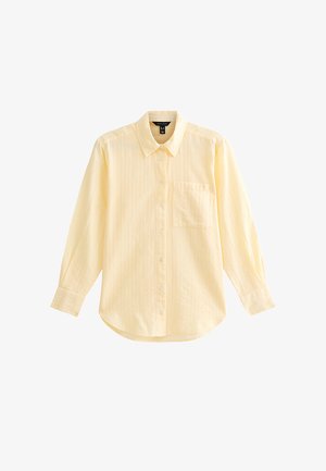 Lichtgele blouse met lange mouwen, subtiele verticale strepen en een borstzak, weergegeven op een witte achtergrond.