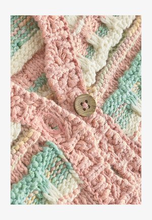 Pleteni kardigan v pastelnih barvah—roza, mint in smetana—s teksturiranimi vzorci in okroglo, rjavo gumbom z štirimi luknjami.