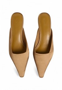 Mules en satin marron à enfiler avec un design élégant à bout pointu et une doublure intérieure lisse. Construction minimaliste avec des coutures subtils.